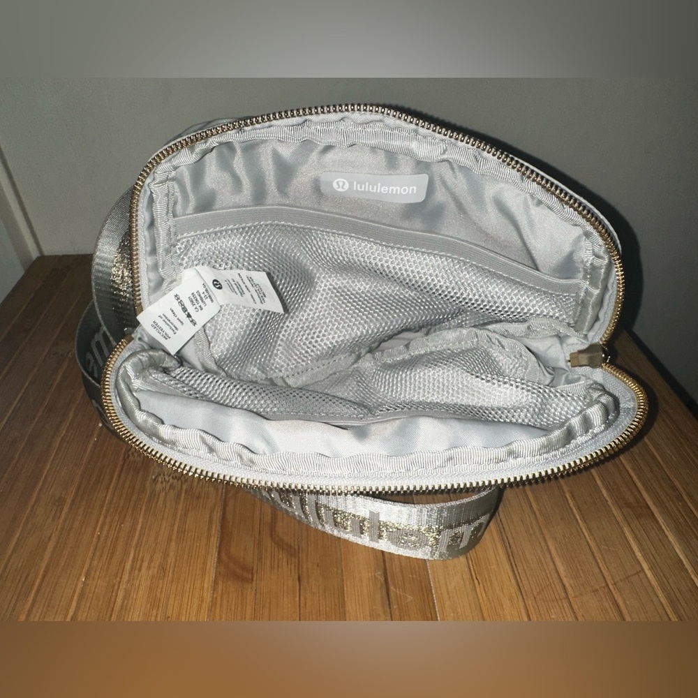 Lululemon Athletica Gray White Gold Glitter Crossbody Everywhere Belt Bag 1L - Picture 8 of 16